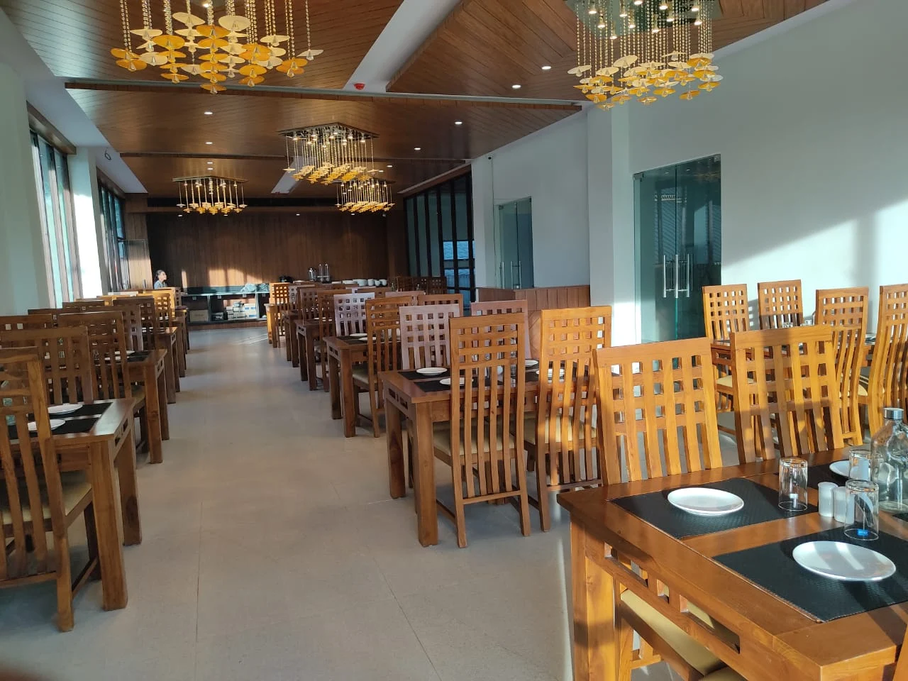 ILE BAY Resort dining .webp
