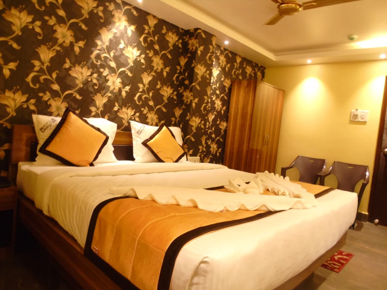Runway Inn Deluxe Room .webp