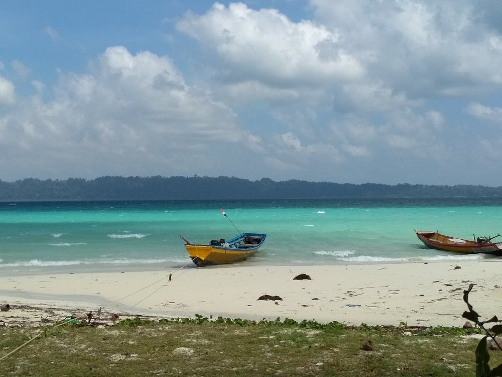 Boats near the shore at Govind Nagar Beach.jpg