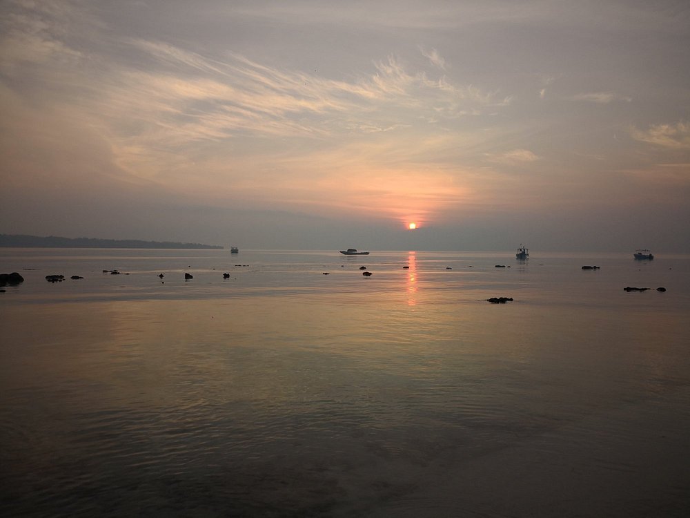 Sunrise at Goving Nagar Beach.jpg