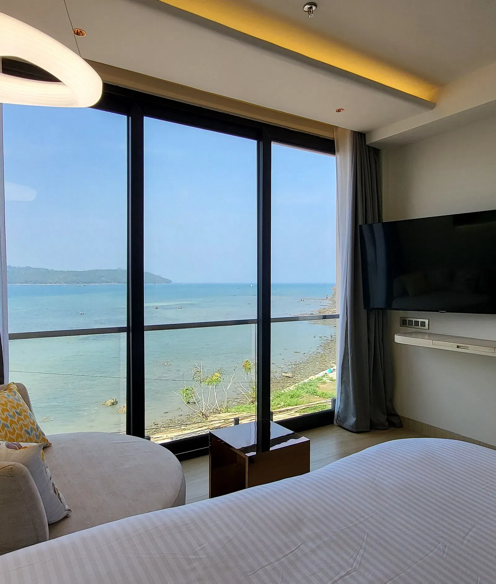 6ix_sea_view_room_with_Jacuzzi_at_6ix_Hotel,_Port_Blair_2.webp