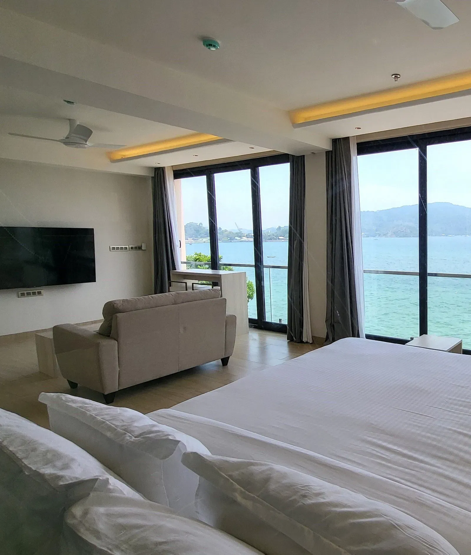 Double_6ix_Sea_View_with_Jacuzzi_Double_Sized_Bed_at_6ix_Hotel,_Port_Blair_2.webp